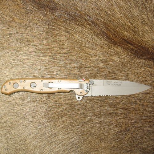 Ostrze ząbkowane: Tak | Kolor: Pustynny kamuflaż | Opakowanie: Pudełko kartonowe | Waga (g): 99 | Rodzaj ostrza:: Spear point | Stal: AUS 4 | Wykończenie ostrza: Bead-blast | Długość po złożeniu (cm): 12.1 | Długość ostrza (cm): 8.9 | Rękojeść: Zytel | Twardość materiału ostrza::: 55-57 HRC | Projektant: Kit Carson | Długość całkowita (cm): 20.9 | Blokada ostrza: Locking Liner + AutoLAWKS | Grubość ostrza (cm): 0.25 | Rodzaj ząbkowania ostrza: Triple-Point Serrations - LifeGun.pl Nóż składany CRKT M16-13ZM-4