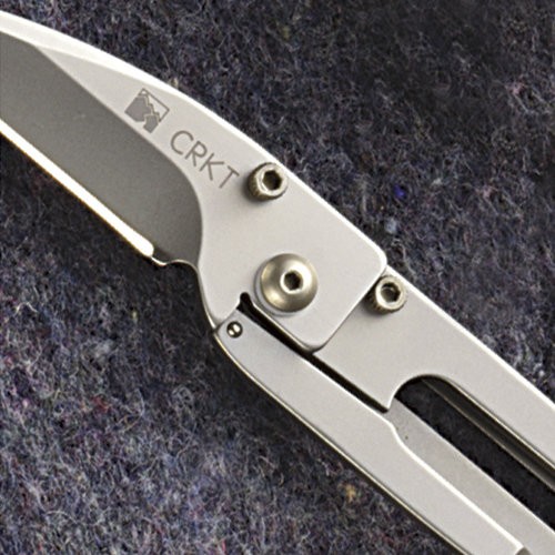 Ostrze ząbkowane: Nie | Kolor: Srebrny | Opakowanie: Pudełko kartonowe | Waga (g): 25 | Rodzaj ostrza:: Wharncliffe | Stal: 420J2 | Wykończenie ostrza: Bead-blast | Długość po złożeniu (cm): 6.7 | Długość ostrza (cm): 4.5 | Twardość materiału ostrza::: 51-54 HRC | Projektant: Ed Halligan | Długość całkowita (cm): 10.8 | Blokada ostrza: Frame Lock | Grubość ostrza (cm): 0.25 | Rękojeść: 3CR13 - LifeGun.pl Noż CRKT 5520 Delilah's Peck-2