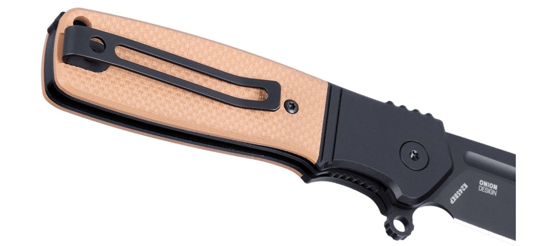 Nóż CRKT K245BKP Homefront™ Compact Nóż CRKT K245BKP Homefront™ Compact ma wygląd klasycznego noża z II Wojny Światowej.Stworzony przez Ken'a Onion'a, imponuje wzornictwem, dbałością o detale i jakością wykonania.Ten zdecydowanie wyróżniający się, składany nóż ma krótkie, czarne ostrze z wykończeniem DLC, typu drop point, wykonane z najwyższej jakości stali S35VN.Rękojeść G10 z aluminiowym wzmocnieniem zapewnia - LifeGun.pl Nóż CRKT K245BKP Homefront™ Compact-6