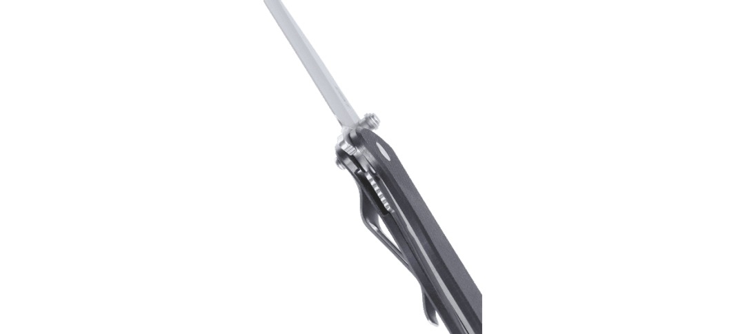 Nóż CRKT 6450D2 Drifter Black CRKT 6450D2 Drifter to składany nóż wyposażony w głownię o profilu Clip Point, wykonaną ze stali narzędziowej D2, charakteryzującej się dużą odpornością na ścieranie.Gładkie na całej powierzchni ostrze wykończono metodą Stonewash, uzyskując efekt półmatu i niwelując odblaski.Płynne rozłożenie klingi jedną ręką przy wykorzystaniu flippera umożliwia system łożysk kulkowych IKBS.Ergonomicznie wyprofilowane okładziny rękojeści wykonano z wytrzymałego laminatu D10, na końcu zastosowano otwór pozwalający na - LifeGun.pl Nóż CRKT 6450D2 Drifter Black-5