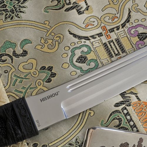 Ostrze ząbkowane: Nie | Futerał: Kydex | Opakowanie: Pudełko kartonowe | Waga (g): 465 | Rodzaj ostrza:: Zmodyfikowane tanto | Stal: YK-30 | Wykończenie ostrza: Satynowe | Grubość ostrza (cm): 0.6 | Rękojeść: Skórzana pleciona | Twardość materiału ostrza::: 57-59 HRC | Projektant: James Williams | Długość całkowita (cm): 46.7 | Blokada ostrza: Ostrze stałe | Długość ostrza (cm): 33 - LifeGun.pl Nóż CRKT Hisshou 2910-4