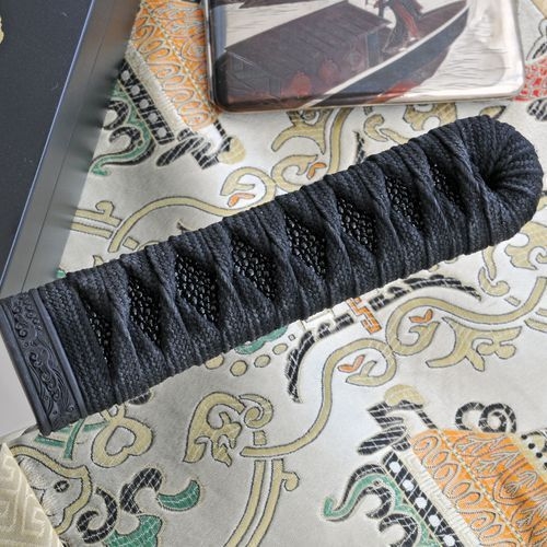 Ostrze ząbkowane: Nie | Futerał: Kydex | Opakowanie: Pudełko kartonowe | Waga (g): 465 | Rodzaj ostrza:: Zmodyfikowane tanto | Stal: YK-30 | Wykończenie ostrza: Satynowe | Grubość ostrza (cm): 0.6 | Rękojeść: Skórzana pleciona | Twardość materiału ostrza::: 57-59 HRC | Projektant: James Williams | Długość całkowita (cm): 46.7 | Blokada ostrza: Ostrze stałe | Długość ostrza (cm): 33 - LifeGun.pl Nóż CRKT Hisshou 2910-5