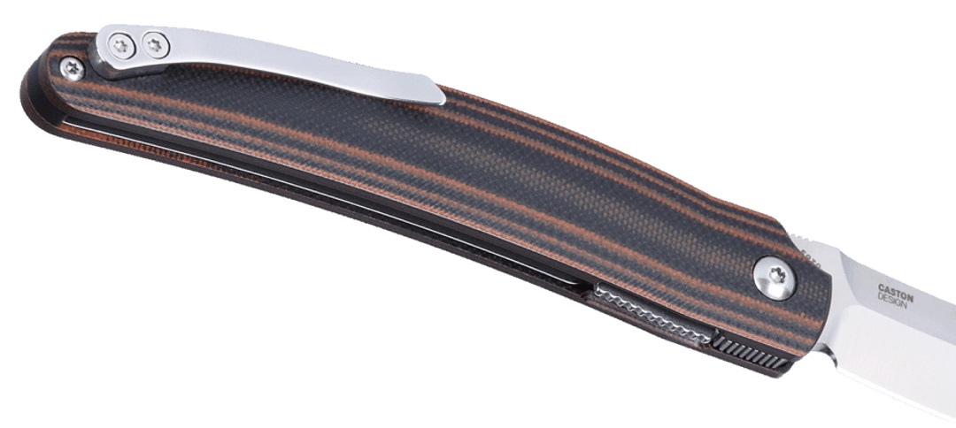 Nóż CRKT 5930 Ancestor Brown CRKT 5930 Ancestor to stylowy, kieszonkowy nóż, charakteryzujący się niezawodnością i estetyczny designem.Jego ostrze o profilu Tanto wykonane jest ze stali D2 a blokada Liner Block zabezpiecza przed przypadkowym złożeniem klingi.Za płynne otwieranie odpowiada system łożysk kulkowych IKBS™. Cechy: Ostrze: Stad D2 Krawędź: Gładka Profil: Tanto Wykończenie: Satyna Długość ostrza: 91.47 - LifeGun.pl Nóż CRKT 5930 Ancestor Brown-5