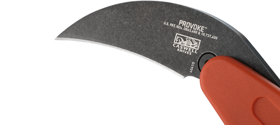 CRKT Provoke Pomarańczowy 4041 O Karambitowy nóż Provoke to pierwszy nóż w historii wyposażony w technologię Kinematic, pozostaje starannie schowany podczas transportu, a pojawia się jak tylko pojawiają się kłopoty. Część noża wykonano z Grivory — mocnego i lekkiego termoplastu. Zawsze gotowy do użycia, łatwy w obsłudze i dzięki swej konstrukcji niezwykle wytrzymały. Cechy: Łatwe - LifeGun.pl CRKT Provoke Pomarańczowy 4041 O-3