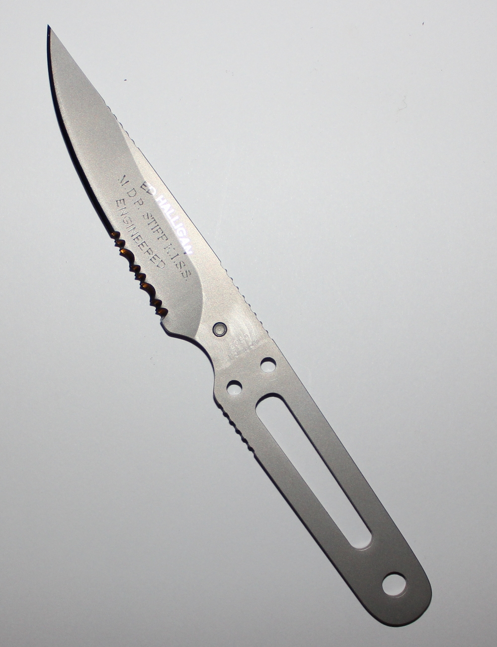 Ostrze ząbkowane: Tak | Projektant: Ed Halligan | Długość całkowita (cm): 18.4 | Długość ostrza (cm): 8.9 | Stal: Nierdzewna | Blokada ostrza: Ostrze stałe - LifeGun.pl Nóż CRKT 2360 M.D.P Stiff K.I.S.S-2