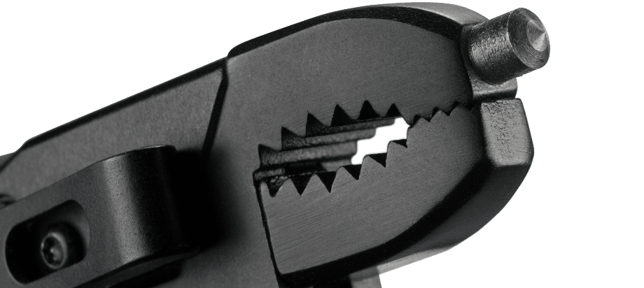 Multi-tool CRKT Septimo 7051 Septimo to taktyczny multi-tool stworzony do codziennego noszenia. Zaprojektowany przez byłego żołnierza Zielonych Beretów, powstał w oparciu o doświadczenie jako pomoc w trudnych sytuacjach. Cechy: Niezwykle ostry, zapewnia doskonałą siłę cięcia liny i pasów Wykończenie z czarnego tlenku poprawia odporność na korozję Szereg przydatnych narzędzi: nóż, płaski śrubokręt, otwieracz do butelek - LifeGun.pl Multi-tool CRKT Septimo 7051-7