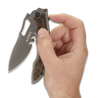 Ostrze ząbkowane: Tak | Opakowanie: Pudełko kartonowe | Waga (g): 173 | Rodzaj ostrza:: Drop point | Stal: 8Cr13MoV | Wykończenie ostrza: Czarne EDP | Długość po złożeniu (cm): 12.6 | Długość ostrza (cm): 10.1 | Twardość materiału ostrza::: 58-60 HRC | Projektant: Flavio Ikoma | Długość całkowita (cm): 22.6 | Blokada ostrza: Frame Lock | Grubość ostrza (cm): 0.4 | Rodzaj ząbkowania ostrza: Veff Serrations - LifeGun.pl Nóż składany CRKT 5471K Fossil - Black-8