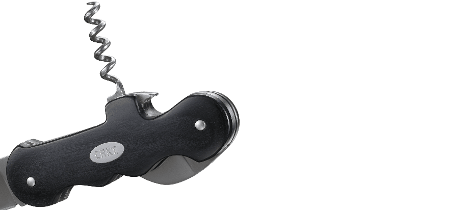 Multitool CRKT 6925 Triple Play Wielofunkcyjne narzędzie projektu Philipa Bootha. Triple Play wyposażono w dwa ostrza, korkociąg i otwieracz, jest lekki i łatwy w przenoszeniu. Czyni to z niego idealnego towarzysza na pikniku, wypadu pod namiot czy przyjęć w domu. Cechy: Łatwy w ostrzeniu Wygodny w przenoszeniu Wytrzymała konstrukcja (Rękojeść z Pakkawood) Wyposażony w przydatne - LifeGun.pl Multitool CRKT 6925 Triple Play-6