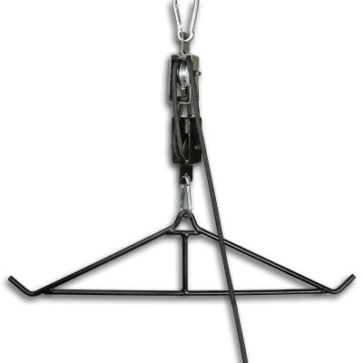 Wieszak na zwierzynę CRKT HOIST1 Wieszak CRKT został zaprojektowany przez uznanego myśliwego Russa Kommera. Opatentowany system pozwala w łatwy i szybki sposób zawiesić upolowaną zwierzynę. Wieszak ma blokadę bloczkową, która blokuje linę (przesuwając ją w bok) w odpowiednim momencie. Dzięki wieszakowi CRKT proces sprawiania zwierzyny jest znacznie prostszy, nie wymaga żadnych węzłów i może być - LifeGun.pl Wieszak na zwierzynę CRKT HOIST1-1