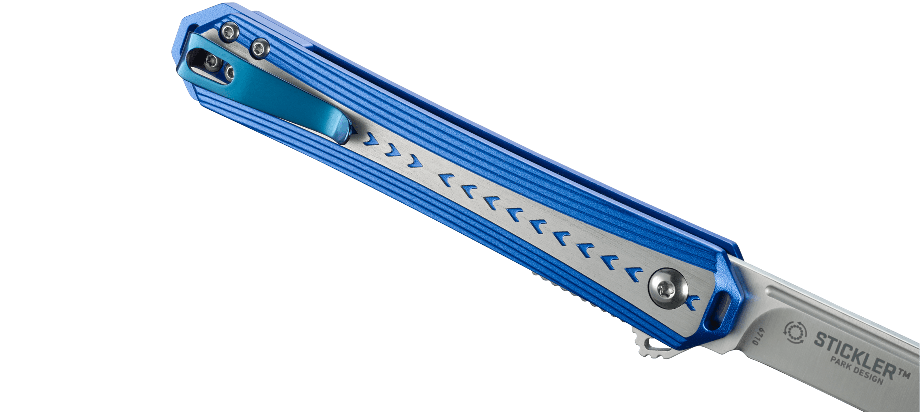 Nóż CRKT 6710 Stickler Stickler to smukły składany nóż, o wytrzymałym ostrzu i kobaltowo niebieskiej rękojeści. Dzięki flipperowi oraz systemowi IKBS, ostrze wysuwa się szybko i niezawodnie. CRKT Stickler to klasyczna konstrukcja w nowym eleganckim wydaniu. Cechy: Flipper ułatwiający wysuwanie ostrza Lekki i wytrzymały System łożyskowy IKBS Ostrze ze stali Sandvik 12C27 Specyfikacje: Długość ostrza - LifeGun.pl Nóż CRKT 6710 Stickler-5