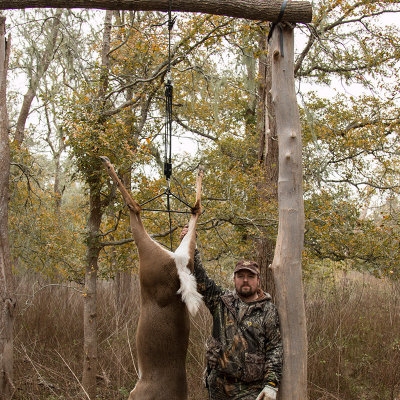 Wieszak na zwierzynę CRKT HOIST1 Wieszak CRKT został zaprojektowany przez uznanego myśliwego Russa Kommera. Opatentowany system pozwala w łatwy i szybki sposób zawiesić upolowaną zwierzynę. Wieszak ma blokadę bloczkową, która blokuje linę (przesuwając ją w bok) w odpowiednim momencie. Dzięki wieszakowi CRKT proces sprawiania zwierzyny jest znacznie prostszy, nie wymaga żadnych węzłów i może być - LifeGun.pl Wieszak na zwierzynę CRKT HOIST1-5