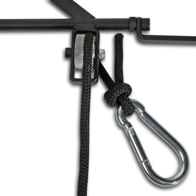 Wieszak bloczkowy CRKT HOIST2 Wieszak zaprojektował i opatentował słynny myśliwy Russ Kommer. Wieszak bardzo łatwo montuje się na drzewie, dzięki nylonowym pasom. Specjalny wysięgnik jest idealnym miejscem, aby zawiesić swoją broń. Sposób montażu i użycia jest dokładnie pokazany na poniższym filmie:  - LifeGun.pl Wieszak bloczkowy CRKT HOIST2-1