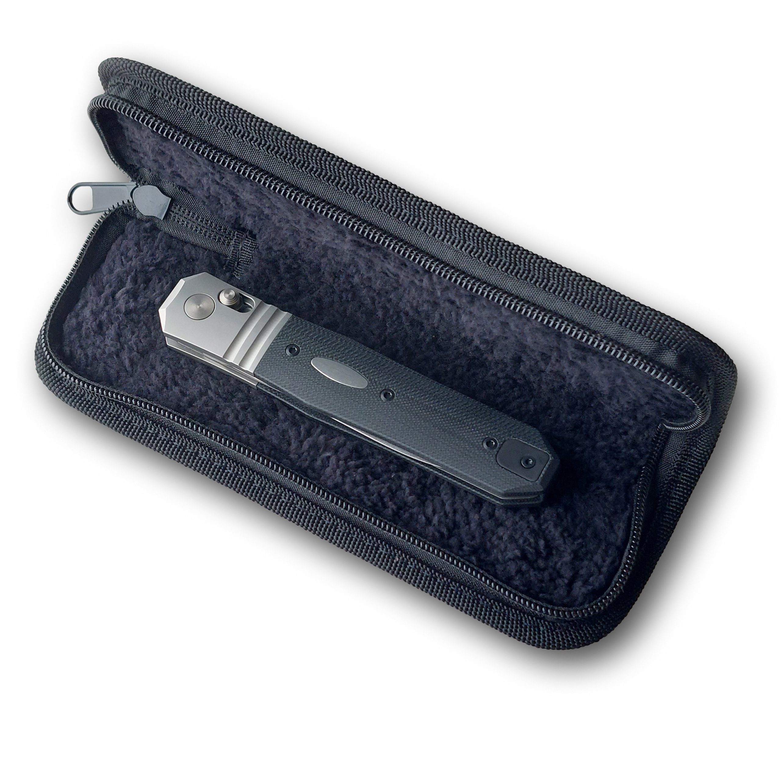 CRKT K560KXP REDEMPTION to projekt Kena Oniona łączący klasykę z nowoczesnym wzornictwem i jest to jego pierwszy nóż wyposażony w blokadę Crossbar Lock.Wykonany w USA we współpracy z Hogue Knives, wyposażony został w ostrze ze stali CPM MagnaCut, które cechuje niesamowita wytrzymałość przy utrzymaniu ostrości krawędzi. Rękojeść z G10 zapewnia doskonałą przyczepność a funkcjonalności dopełnia stalowy klips, umożliwiający - LifeGun.pl Nóż CRKT K560KXP REDEMPTION Crossbar Lock-5