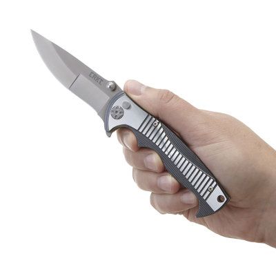 Nóż Składany CRKT 5290 Tighe Rade Nóż CRKT ze składanym ostrzem (folder) wyposażony jest w gładkie ostrze Drop Point. Ten typ ostrza ma bardzo dobre właściwości tnące oraz wytrzymały czubek. Drop Point jest szczególnie przydatny w nożach myśliwskich i roboczych ogólnego przeznaczenia. Ostrze wykonano ze stali nierdzewnej 8Cr13MoV. Ma twardość 58-60 HRC. Rękojeść posiada okładziny - LifeGun.pl Nóż składany CRKT 5290 Tighe Rade-3