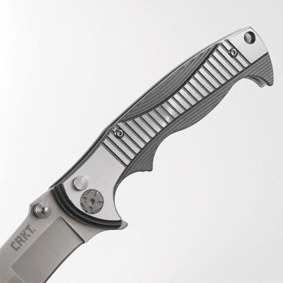 Nóż Składany CRKT 5290 Tighe Rade Nóż CRKT ze składanym ostrzem (folder) wyposażony jest w gładkie ostrze Drop Point. Ten typ ostrza ma bardzo dobre właściwości tnące oraz wytrzymały czubek. Drop Point jest szczególnie przydatny w nożach myśliwskich i roboczych ogólnego przeznaczenia. Ostrze wykonano ze stali nierdzewnej 8Cr13MoV. Ma twardość 58-60 HRC. Rękojeść posiada okładziny - LifeGun.pl Nóż składany CRKT 5290 Tighe Rade-4