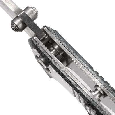 Nóż Składany CRKT 5290 Tighe Rade Nóż CRKT ze składanym ostrzem (folder) wyposażony jest w gładkie ostrze Drop Point. Ten typ ostrza ma bardzo dobre właściwości tnące oraz wytrzymały czubek. Drop Point jest szczególnie przydatny w nożach myśliwskich i roboczych ogólnego przeznaczenia. Ostrze wykonano ze stali nierdzewnej 8Cr13MoV. Ma twardość 58-60 HRC. Rękojeść posiada okładziny - LifeGun.pl Nóż składany CRKT 5290 Tighe Rade-5