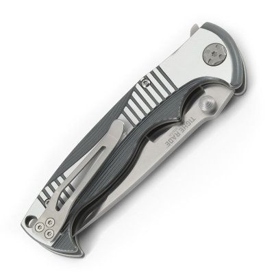 Nóż Składany CRKT 5290 Tighe Rade Nóż CRKT ze składanym ostrzem (folder) wyposażony jest w gładkie ostrze Drop Point. Ten typ ostrza ma bardzo dobre właściwości tnące oraz wytrzymały czubek. Drop Point jest szczególnie przydatny w nożach myśliwskich i roboczych ogólnego przeznaczenia. Ostrze wykonano ze stali nierdzewnej 8Cr13MoV. Ma twardość 58-60 HRC. Rękojeść posiada okładziny - LifeGun.pl Nóż składany CRKT 5290 Tighe Rade-7