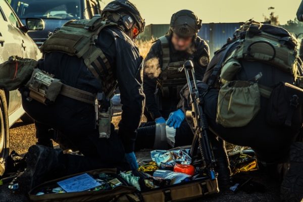 Elitarne zawody, o których nie miałeś pojęcia, a warto wiedzieć. Paramedyk to zawody dla służb o charakterze sił specjalnych i ratowników, które łączą dwa światy: ratownictwo medyczne i działania taktyczne, czyli takie, które podejmują np. kontrterroryści podczas realizacji szczególnie niebezpiecznych przestępców, ale i nie tylko. - LifeGun.pl 1 TCCC Paramedyk 2025 fot mł asp Karolina Figiel