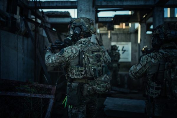 Elitarne zawody, o których nie miałeś pojęcia, a warto wiedzieć. Paramedyk to zawody dla służb o charakterze sił specjalnych i ratowników, które łączą dwa światy: ratownictwo medyczne i działania taktyczne, czyli takie, które podejmują np. kontrterroryści podczas realizacji szczególnie niebezpiecznych przestępców, ale i nie tylko. - LifeGun.pl 10 TCCC Paramedyk 2025 fot mł asp Karolina Figiel