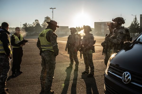 Elitarne zawody, o których nie miałeś pojęcia, a warto wiedzieć. Paramedyk to zawody dla służb o charakterze sił specjalnych i ratowników, które łączą dwa światy: ratownictwo medyczne i działania taktyczne, czyli takie, które podejmują np. kontrterroryści podczas realizacji szczególnie niebezpiecznych przestępców, ale i nie tylko. - LifeGun.pl 3 TCCC Paramedyk 2025 fot mł asp Karolina Figiel