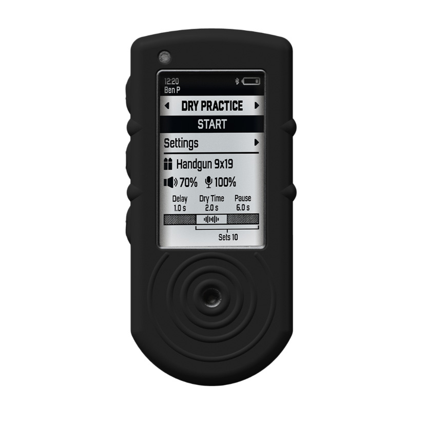 Silikonowe etui dedykowane do timera strzeleckiego strzeleckiego SG Timer 2. Wytworzone z pojedynczego kawałka silikonu. Poprawia chwyt i zmniejsza ryzyko przypadkowego wyślizgnięcia się z dłoni. Dodatkowo osłania on urządzenie przed przypadkowymi uderzeniami lub uszkodzeniami mechanicznymi. Należy nadmienić, że założone etui nie ogranicza parametrów timera takich jak czułość sensora lub emitowane dźwięki. Cechy: Silikonowe etui do - LifeGun.pl Shooters Global - Silikonowe etui do timera strzeleckiego SG Timer 2 - Czarny-1