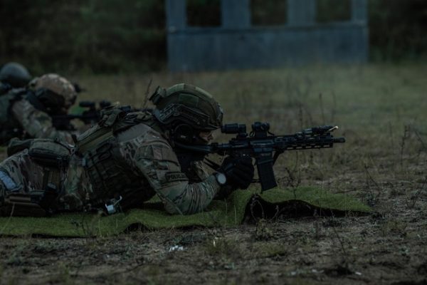 Elitarne zawody, o których nie miałeś pojęcia, a warto wiedzieć. Paramedyk to zawody dla służb o charakterze sił specjalnych i ratowników, które łączą dwa światy: ratownictwo medyczne i działania taktyczne, czyli takie, które podejmują np. kontrterroryści podczas realizacji szczególnie niebezpiecznych przestępców, ale i nie tylko. - LifeGun.pl 8 TCCC Paramedyk 2025 fot mł asp Karolina Figiel