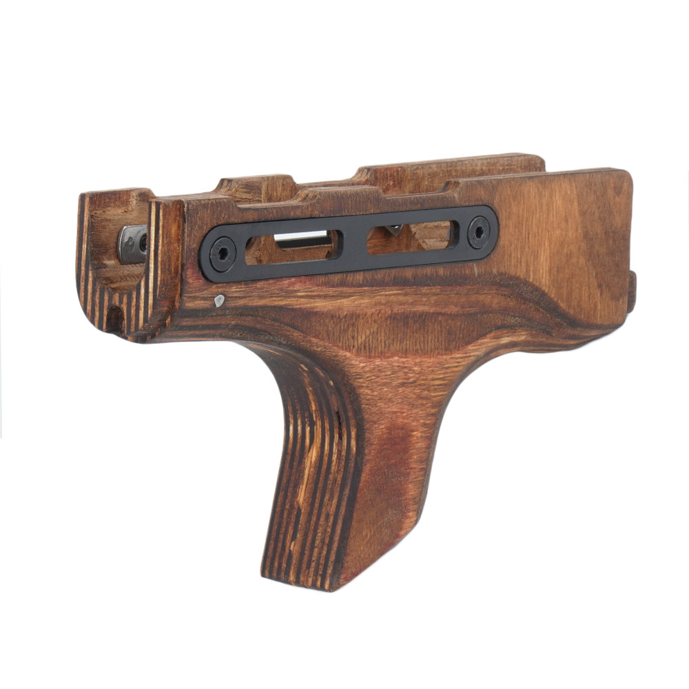 Łoże do broni palnej, o kształcie Short Forward Curved. Stworzone z myślą o zastosowaniu na karabinkach AKM. Dobry wybór dla użytkowników, którzy chcą skorzystać z możliwości jakie daje chwyt przedni, przy jednoczesnym zachowaniu atrakcyjnego, klasycznego wyglądu. Dzięki wykonaniu z drewna, łoże cechuje się niewielką wagą, nie wpływającą na ciężar broni. Łącząc tradycję z nowoczesnymi rozwiązaniami, - LifeGun.pl FTCS - Customowe Łoże AK Mod 7 - M-LOK - Short Forward Curved - nr.2-1