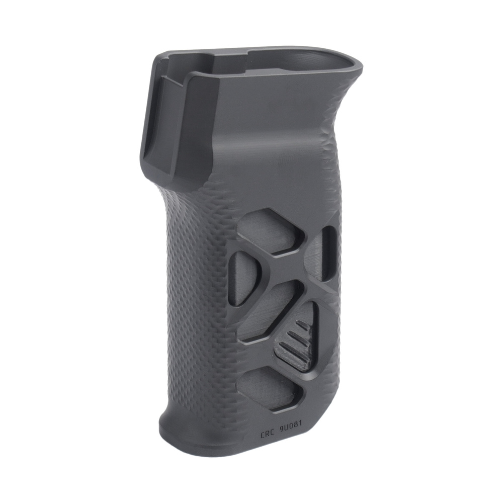 Pełnowymiarowy chwyt pistoletowy z nachyleniem 10° od osi pionowej od firmy Kruk. W tej konfiguracji dłoń znajduje się prawie równolegle z osią broni co pozwala na lepsze zaparcie wobec możliwie zaistniałego odrzutu. Niemalże pionowy chwyt zapewnia dodatkową odległość dłoni od ciała, która przekłada się na poprawioną stabilizację. Wewnątrz chwytu znajduje się przedział do którego dostęp - LifeGun.pl Kruk - Chwyt pistoletowy do karabinków rodziny AK - Aluminium - Armor Black - CRC 9U081-1
