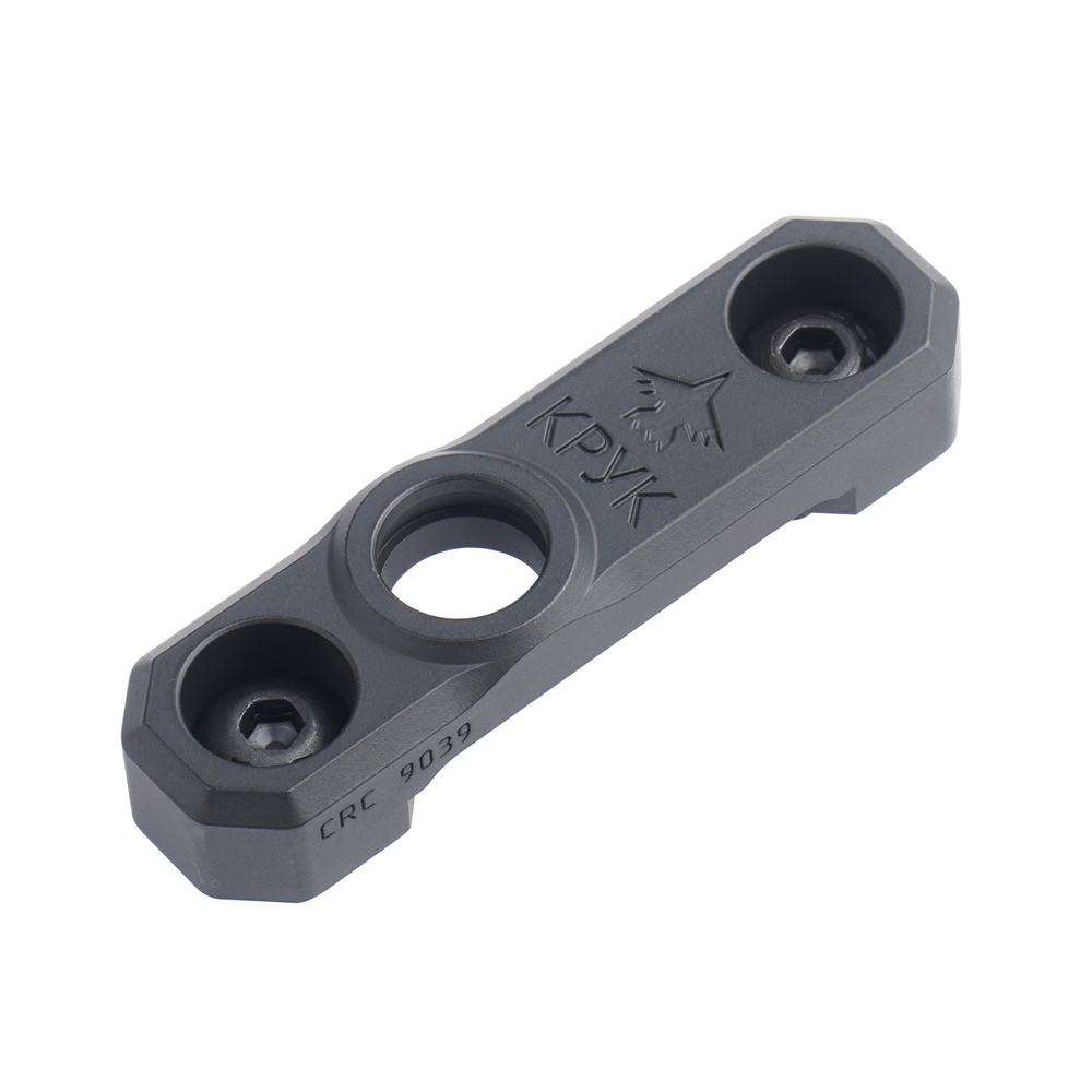 Montaż do ucha zawieszenia taktycznego w systemie Quick Detach od firmy Kruk. Wykonany z jednego kawałka frezowanego aluminium 7075-T6, z mocowaniem w systemie M-LOK na dwie śruby. Po zaczepieniu na szynie montażowej poza gniazdem, użytkownik ma do dyspozycji wąski otwór prostokątny, przez który można przeciągnąć pas. Cechy: Gniazdo do zawieszenia taktycznego QD Po zamontowaniu dostępna - LifeGun.pl Kruk - Gniazdo QD do zawieszenia taktycznego na szynę M-LOK - Aluminium - Armor Black - CRC9039-1