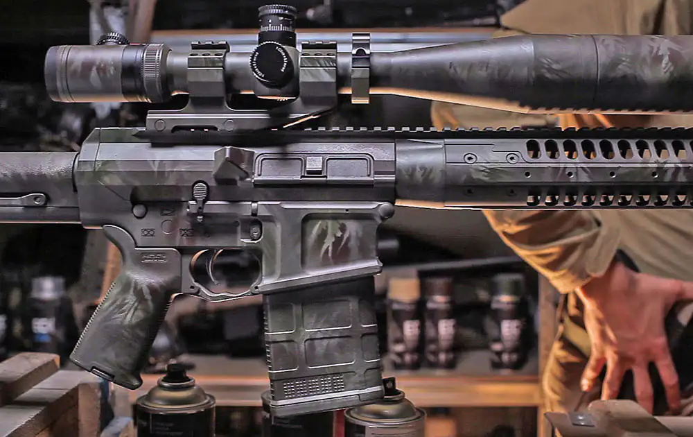 Farba maskująca NFM EC-PAINT™ w sprayu 400 ml. Do kamuflażu hełmów, oporządzenia, broni i akcesoriów. - LifeGun.pl ec paint equpment camouflage blending environment