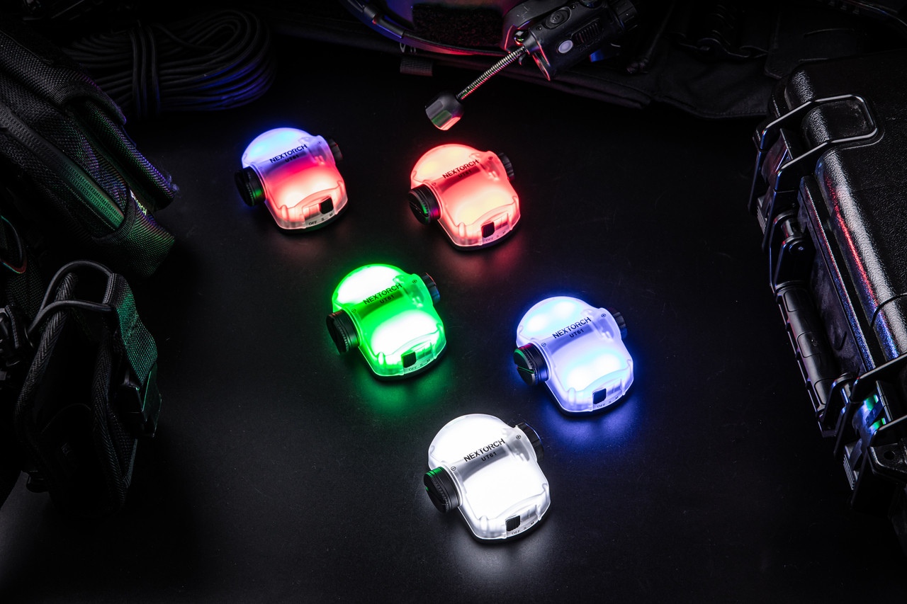 NEXTORCH UT61 to taktyczna latarka na hełm, stworzona dla profesjonalistów. Generuje pięć niezależnych źródeł światła — białe, czerwone, niebieskie, zielone i podczerwień — oferując łącznie 11 trybów, w tym tryb stały i stroboskopowy. Intuicyjny przełącznik zapewnia szybkie i płynne przechodzenie między trybami, umożliwiając dostosowanie się do zmieniających się warunków podczas patroli, szkoleń czy misji taktycznych. System koordynacji taktycznej Smart-link™ - LifeGun.pl NEXTORCH UT61 latarka taktyczna czołowa / na hełm-2
