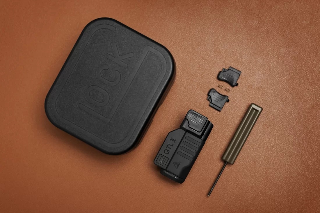 GLOCK GTLII to latarka taktyczna zaprojektowana specjalnie do pistoletów G19 i G45 z szyną montażową.Jej obudowa została wykonana z anodowanego na kolor czarny aluminium i zapewnia szczelność podczas zanurzenia na głębokości do 2 m (do 20 min).Latarka ma imponującą moc 600 lumenów a zasięg wiązki sięga 100 metrów.Wyposażona jest w dwa typy wymiennych elementów sterujących - LifeGun.pl LATARKA GLOCK GTL II LED (76202)-4