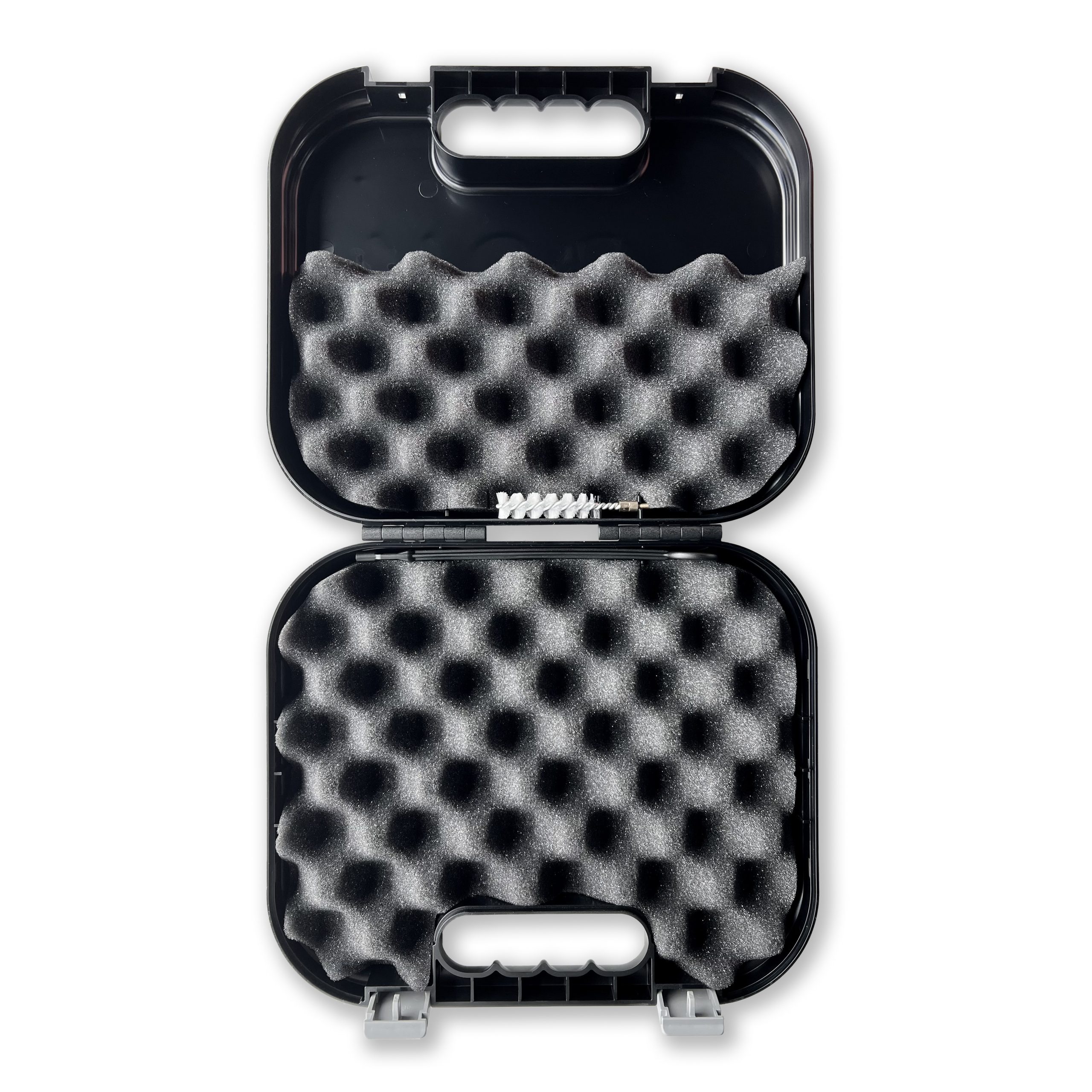 Oryginalny case na pistolet, renomowanej firmy Glock.Wykonany z wysokiej jakości polimeru, gwarantuje bezpieczny transport i przechowywanie jednostki.W zestawie z wyciorem i wkręcaną, nylonową szczotką.Wymiary: 27 cm x 23 cm - LifeGun.pl CASE / PUDEŁKO NA PISTOLET GLOCK (2928)-2