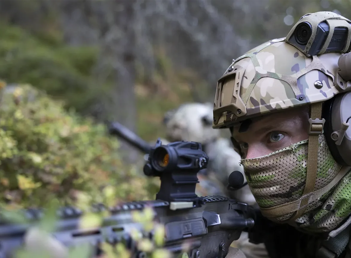 NFM to europejski lider w produkcji umundurowania i wyposażenia taktycznego: mundury wojskowe, kurtki i spodnie taktyczne, hełmy balistyczne, kamuflaż Multicam, systemy ochronne dla wojska i służb mundurowych. - LifeGun.pl nfm hjelm combat helmet soldier shooting forest