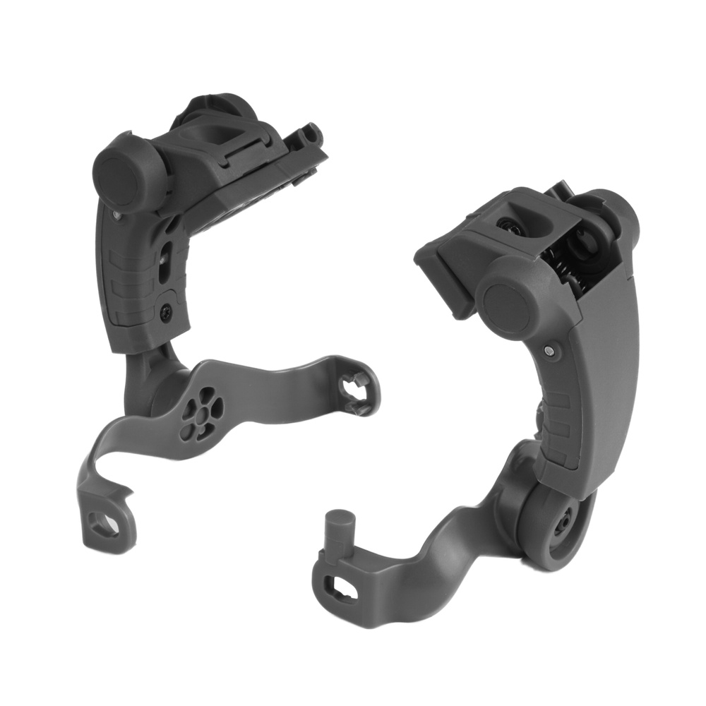 Polimerowe adaptery do montażu słuchawek M32 Plus przy nahełmowej szynie ARC od firmy Earmor. Pozwalają na pominięcie fabrycznego pałąka podczas noszenia ochronników słuchu nausznych, redukując tym samym jego negatywne skutki jak wbijanie się opaski w głowę czy nadmierny ucisk. Szeroki zakres obrotu oraz regulacji umożliwia sprawne dostosowanie zaadaptowanych słuchawek do zastanego zadania. System Quick-Detach pozwala - LifeGun.pl Earmor - Adapter do słuchawek M32 Plus na szynę ARC Rail - Polimer - Czarny - M16A-BK-1