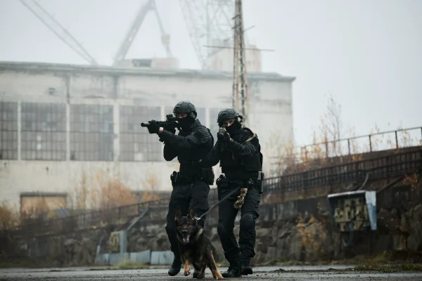 Chcesz podarować prezent, który naprawdę przyda się na strzelnicy? Postaw na sprawdzone akcesoria i odzież dostępne w lifegun.pl, które zwiększą bezpieczeństwo i wyniki. - LifeGun.pl NFM funkcjonariusze policji fot. NFM Group 01