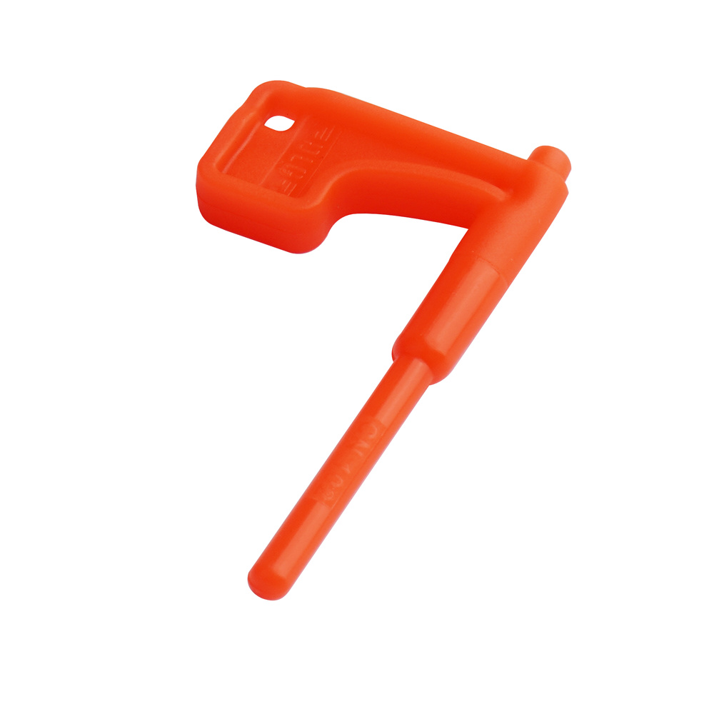 Polimerowa flaga do zabezpieczenia komory nabojowej od firmy DLG Tactical. Poza zabezpieczeniem lufy w karabinie przed wprowadzeniem naboju, wizualnie oznacza ją charakterystycznym skrzydełkiem. Dodatkowo element posiada otwór w narożniku do przełożenia przez niego kółka do kluczy lub oznaczenia brelokiem. Stosując flagę do karabinu użytkownik poprawia poziom bezpieczeństwa i jasno komunikuje zabezpieczenie broni. Cechy: Flaga bezpieczeństwa - LifeGun.pl DLG Tactical - Flaga bezpieczeństwa do karabinu Safety Flag - Polimer - Czerwona - DLG-102-1