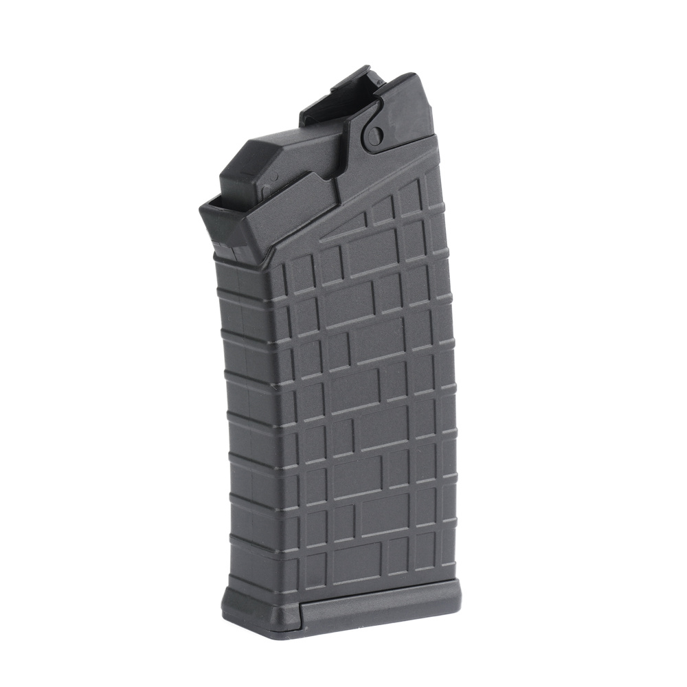 Jednorzędowy magazynek do strzelby Saiga 12 w kalibrze 12 GA od firmy DLG Tactical. Magazynek może pomieścić 5 naboi o długości łuski 70 mm. Wewnątrz polimerowej konstrukcji znajduje się stalowa sprężyna rozłożona na całej powierzchni stopki oraz podajnika. Magazynek przypomina kształtem i wymiarem te z rodziny AK, co oznacza, że będzie pasował do większości dostępnych - LifeGun.pl DLG Tactical - Magazynek do strzelby Saiga 12 - 5 naboi - Czarny - DLG-022-1