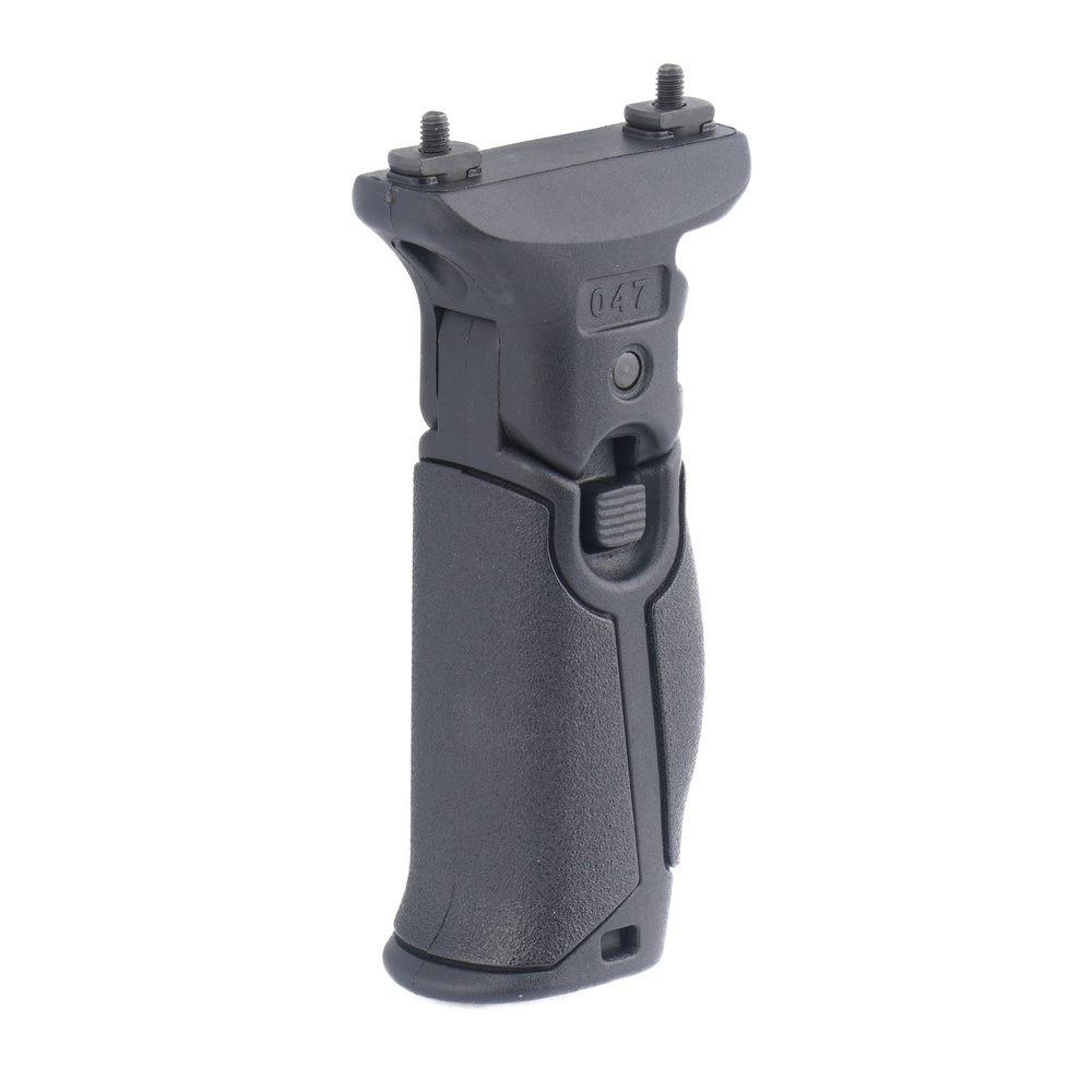 Chwyt przedni Foldable z możliwością składania, do zamocowania na szynie montażowej M-LOK od firmy DLG Tactical. Został wykonany z polimeru, gdzie powierzchnie z tyłu i przodu posiadają szorstkie teksturowanie. Można go ustawić w jednej z dwóch pozycji - pionowej do stabilnego oparcia i złożony do poziomu, kiedy nie jest potrzebny lub użytkownik chce wykorzystać chwyt - LifeGun.pl DLG Tactical - Chwyt przedni składany Foldable M-LOK Foregrip - Czarny - DLG-047-1