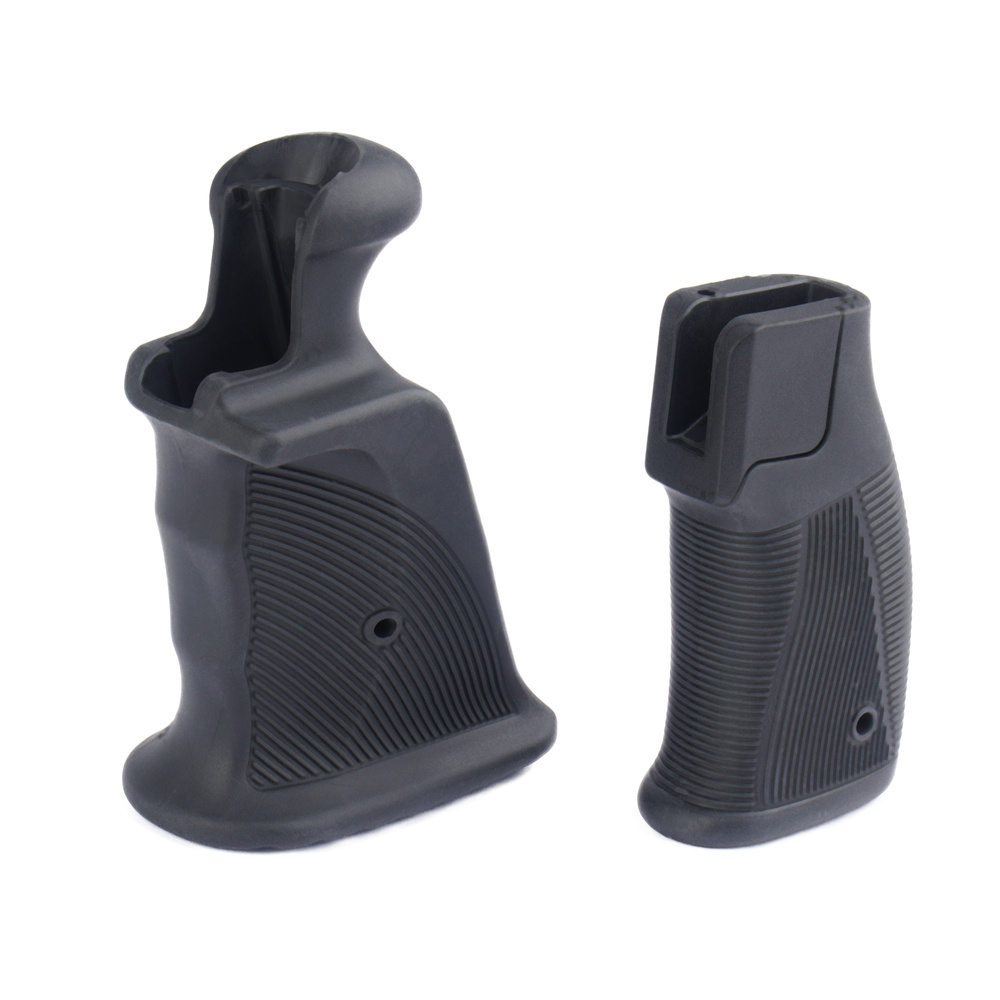 Chwyty pistoletowe do AR Interchangeable Grip Combo od firmy DLG Tactical. Zestaw zawiera rdzeń montowany w miejscu chwytu pistoletowego i dwie wymienne rękojeści. Do wymiany rękojeści na rdzeniu wystarczy wybić kołek blokujący, co czyni obsługę prostą i niewymagającą specjalistycznych narzędzi. Użytkownik mając do wyboru kompaktowy chwyt DLG-182 i rozbudowany Sniper Grip DLG-183 może sprawnie dopasować - LifeGun.pl DLG Tactical - Zestaw chwytów pistoletowych dla AR Interchangeable Grip Combo - Czarny - DLG-182/183C-1