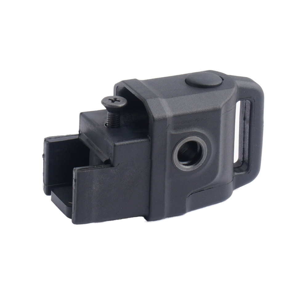 Wkładka montażowa DLG-149 do karabinków w standardzie AK-47 oraz AK-74. Montowana w tylnej części komory zamkowej, w miejsce kolby lub adaptera kolby. Jej zastosowanie zapewnienia punkt montażu pasa transportowego w konfiguracjach bezkolbowych. Konstrukcja o skróconym profilu ogranicza długość tylnej części broni, co ułatwia przenoszenie w torbie na broń oraz operowanie w ograniczonej przestrzeni. Wkładka może - LifeGun.pl DLG Tactical - Wkładka montażowa zastępująca kolbę - AK-47/AK-74 - DLG-149-1