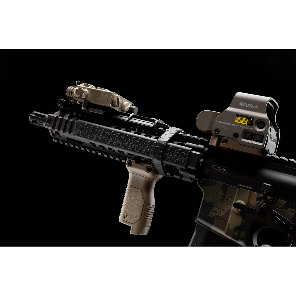 Strike Industries - Chwyt Picatinny Angled Vertical Grip - Long - FDE - SI-AR-CMAG-RAIL-L-FDE 4 Zdjęcie 4 — SPC-33659