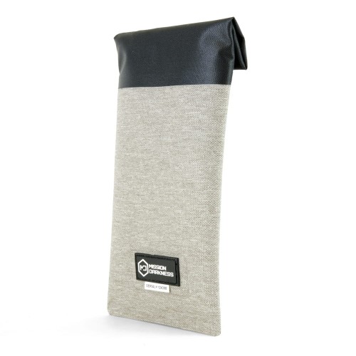 Pokrowiec na telefon Mission Darkness Dry Shield Faraday. Wymiary 7,5" x 4" 8 DSPS front angle closed.jpg