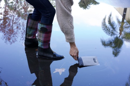 Pokrowiec na telefon Mission Darkness Dry Shield Faraday. Wymiary 7,5" x 4" 5 DSPS in puddle.jpg