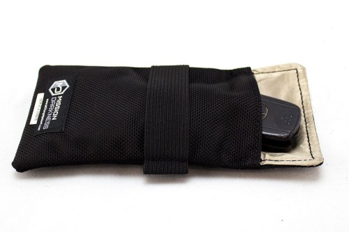 Torba Mission Darkness Faraday na piloty / karty / USB. Wymiary 5.5" x 3.5" 2 MissionDarkness FaradayBag Keyfob SideOpen 1200px.jpg