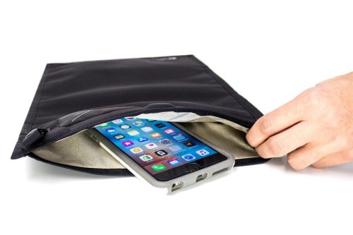 Torba Faraday Mission Darkness NeoLok na tablety 2 bNeoLokHandHoldingOpen web 1024x1024.jpg