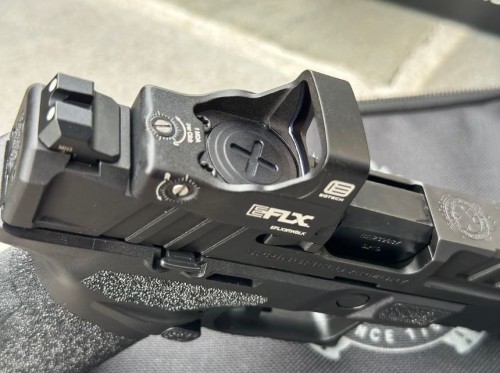 Kolimator pistoletowy EOTech EFLX 3 MOA 8 f3.jpg